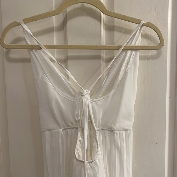 Simple white dress - perfect for a beach cover up - Picture 6 of 8